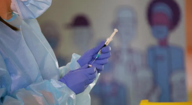 Carla Vizzotti aseguró que llegarán vacunas bivalentes en 2023