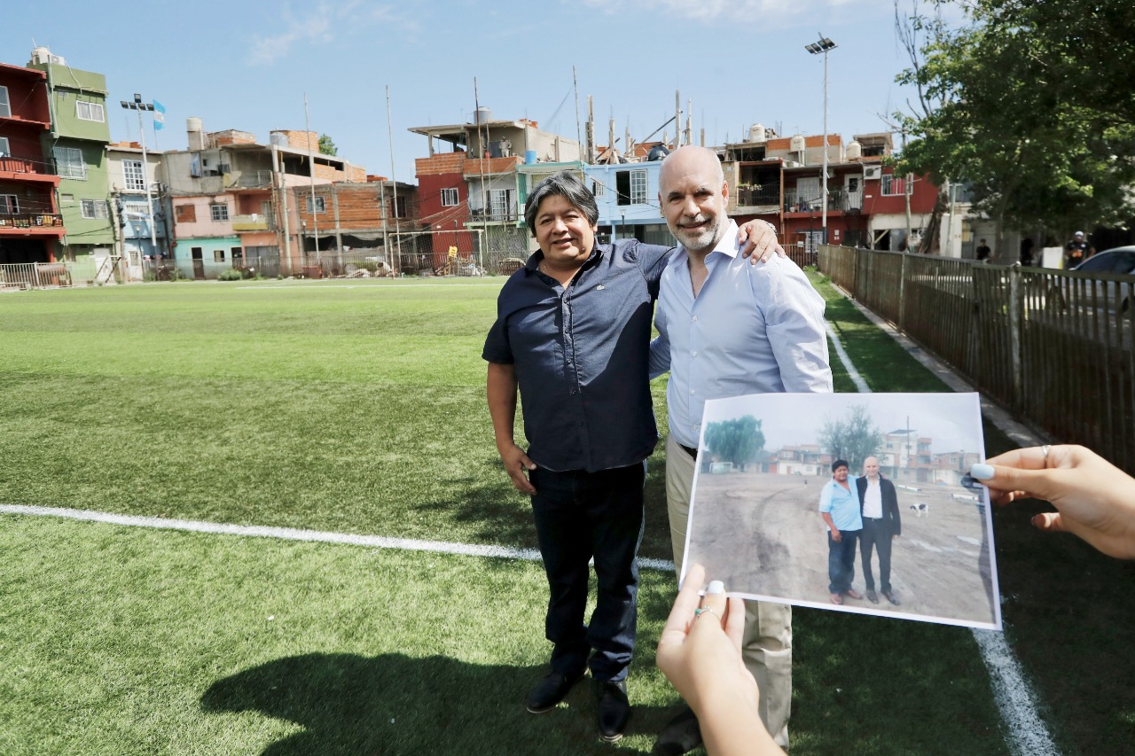 Larreta recorrió el Barrio 31 y visitó una cancha de fútbol renovada