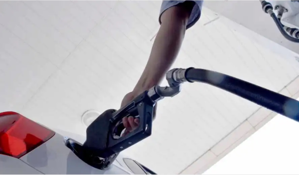 El 2023 llegará con aumento: en enero sube 4% el precio de los combustibles