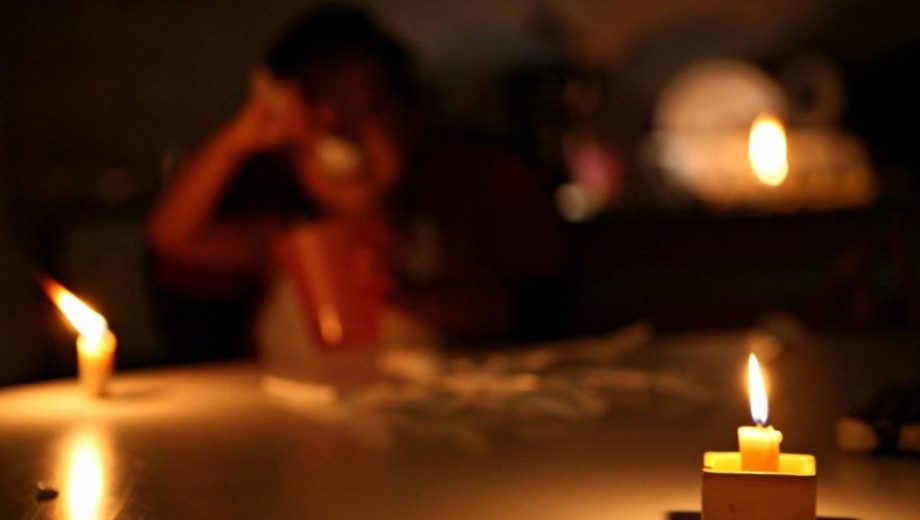 Miles de usuarios se quedaron sin luz en pleno brindis