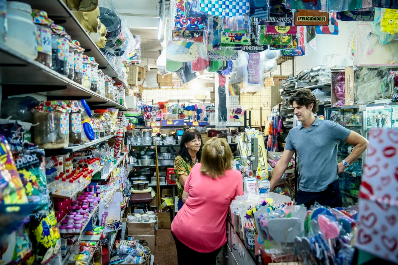Lousteau visitó el centro comercial de Villa Pueyrredón