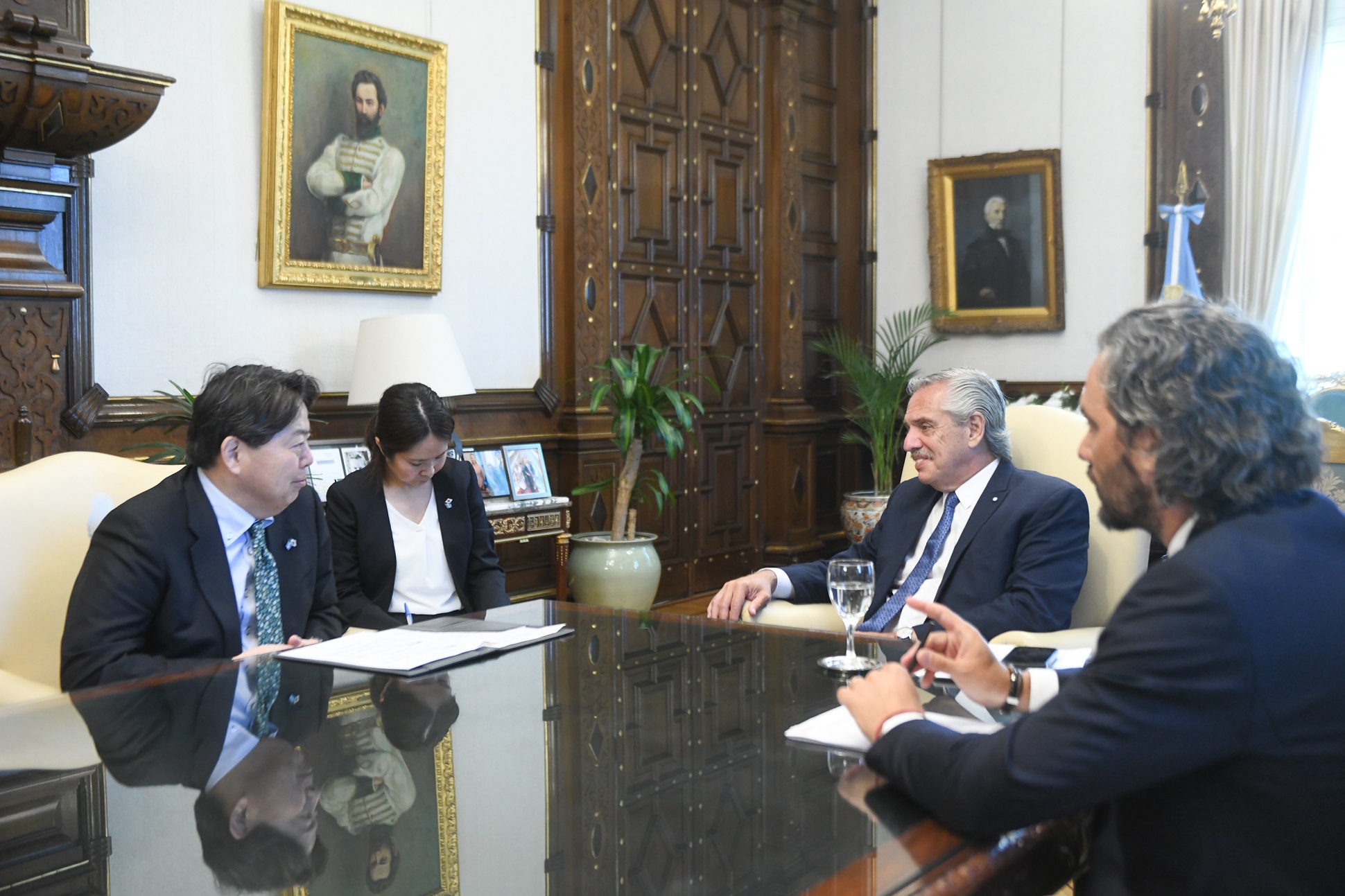 Alberto se reunió con el ministro de Relaciones Exteriores de Japón