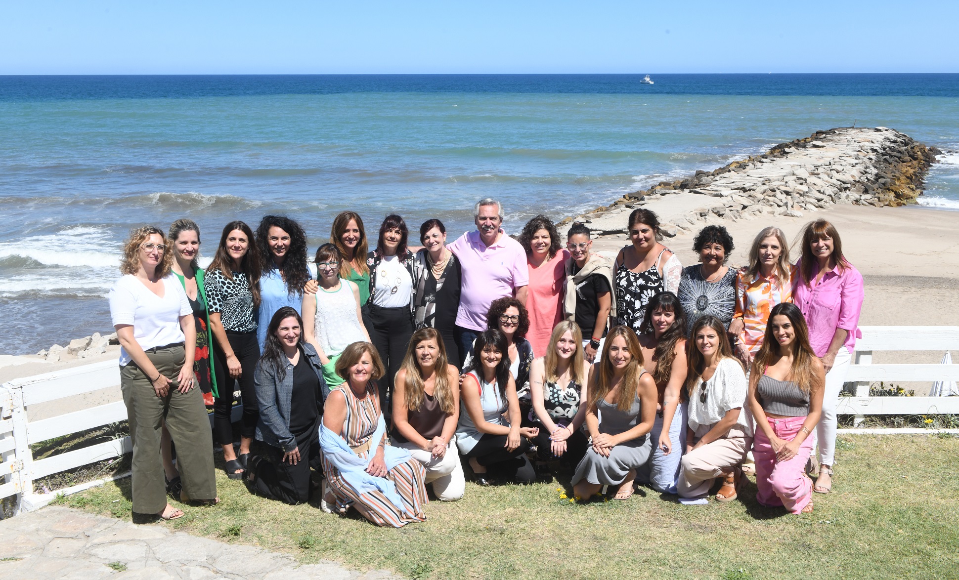 Junto a sus funcionarias, el Presidente llamó a cumplir la utopía de la igualdad