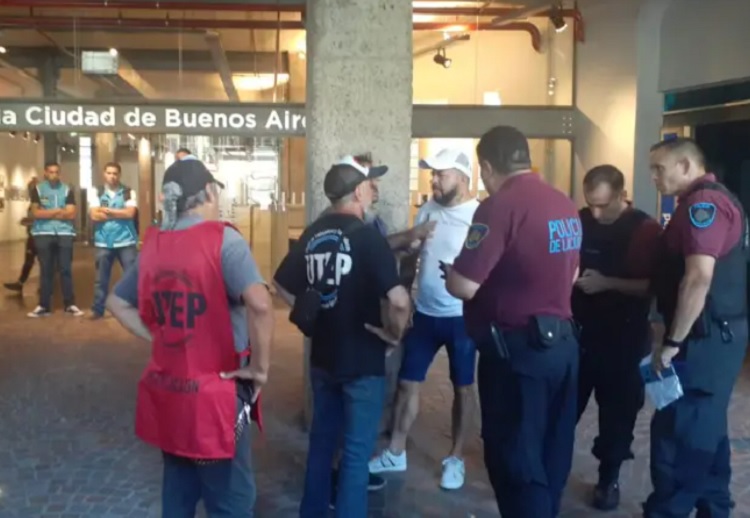 Cooperativistas levantaron la toma del Ministerio de Espacio Público porteño