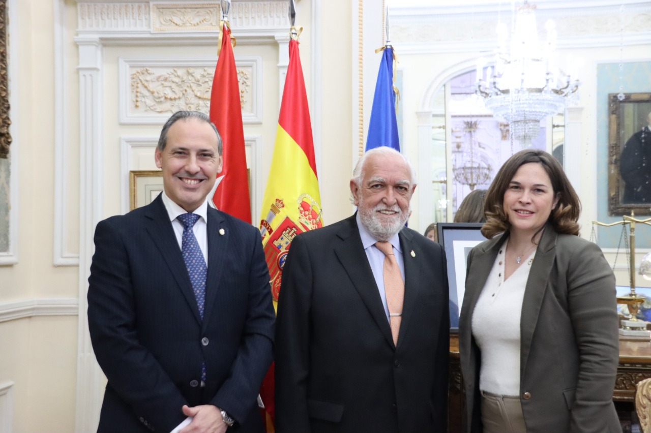 Gil Lavedra estrecha lazos con los abogados de Madrid