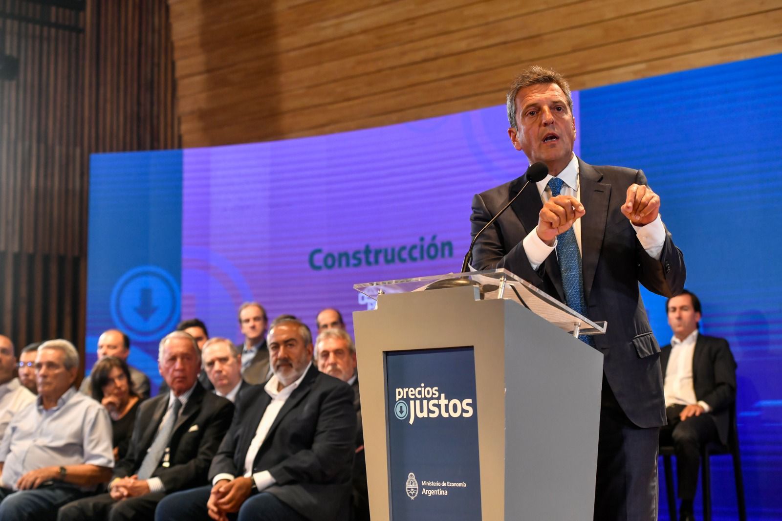 Apoyo de las instituciones privadas a los anuncios de Massa