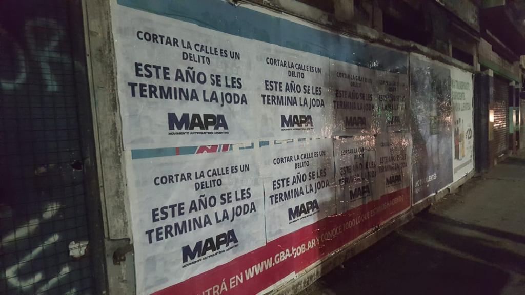 La Ciudad amaneció con carteles contra los cortes de calles
