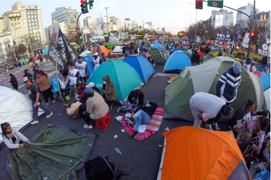 Otro día de "miércoles": cortes y carpas en la 9 de Julio