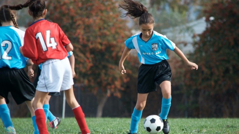 La influencia de AFA: Inglaterra también pondrá fútbol femenino en las escuelas