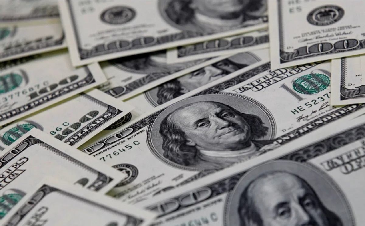 Nuevo récord: el dólar blue subió $8 y trepó a $394