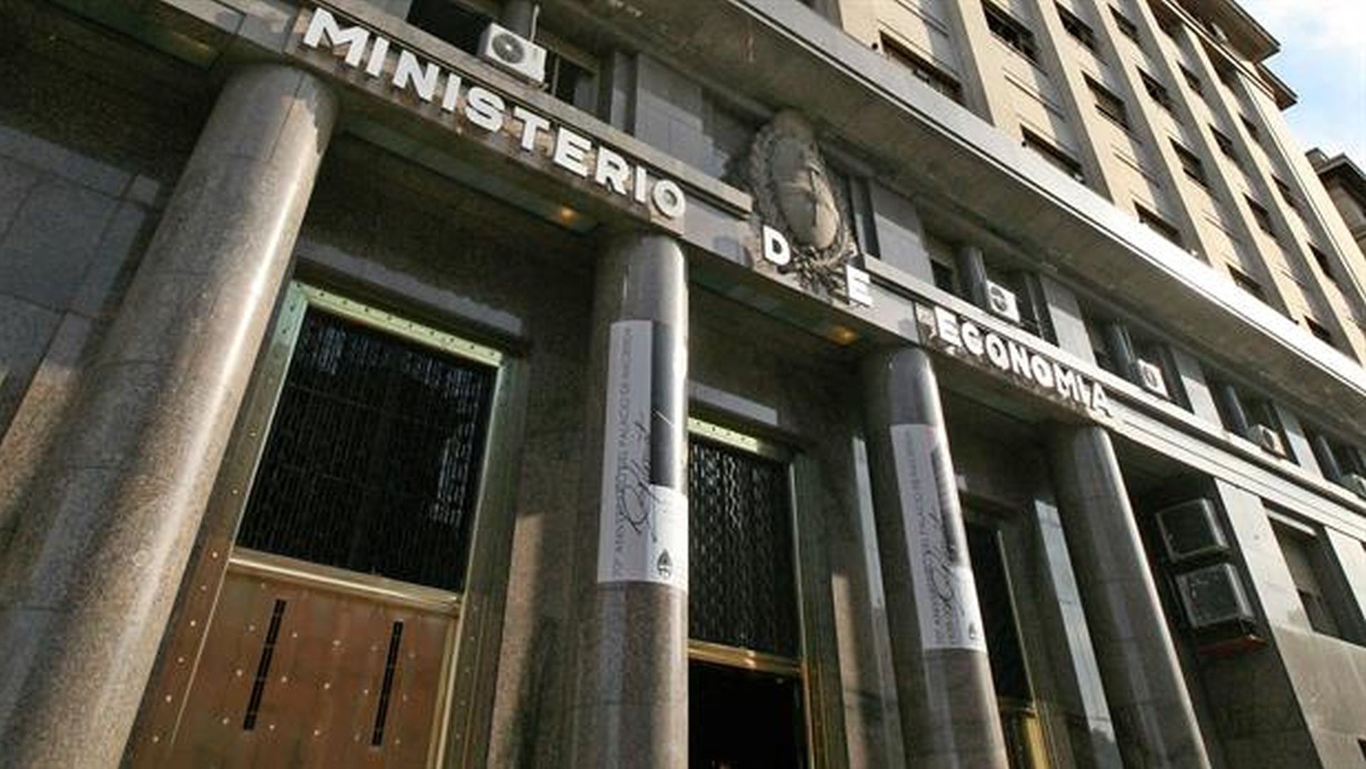 El mercado le renovó toda la deuda a Massa y bajó el desempleo