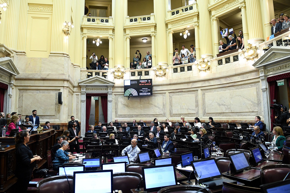 Con escándalo, la oposición se retiró y se cayó la primera sesión del año