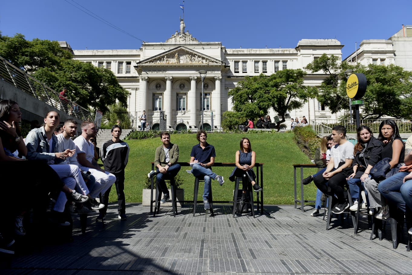 Encuentro de Lousteau y Ferrario con jóvenes: universidad y vivienda