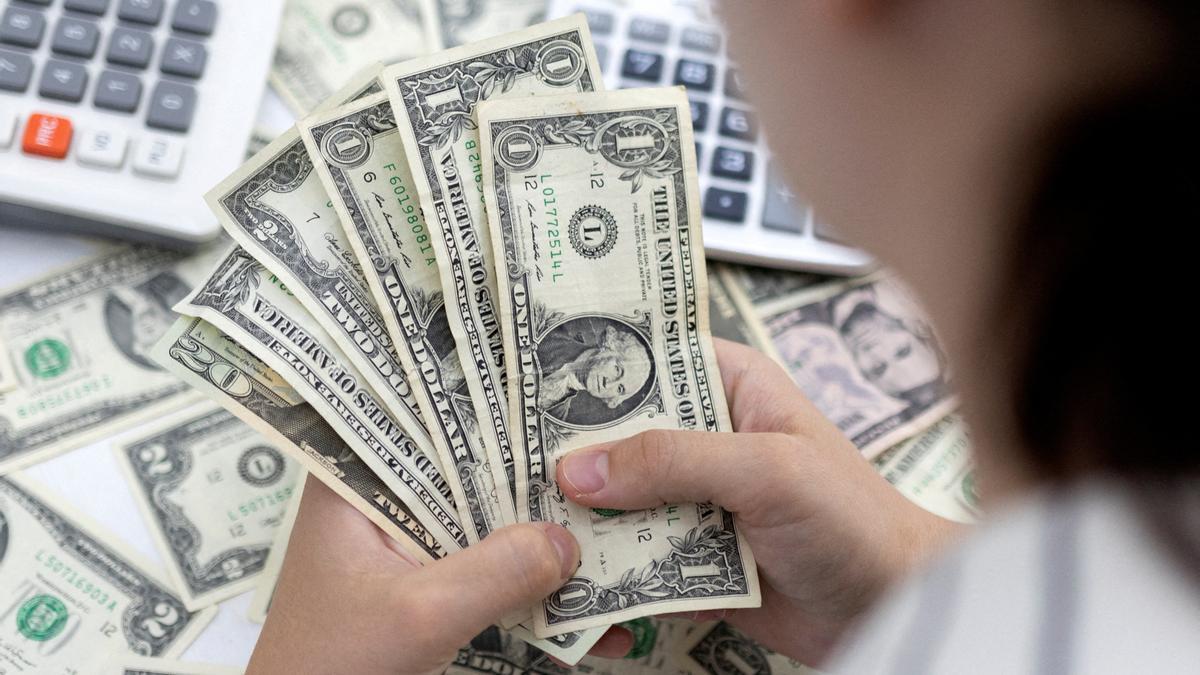 El dólar blue llegó a los $400 y estableció un nuevo récord