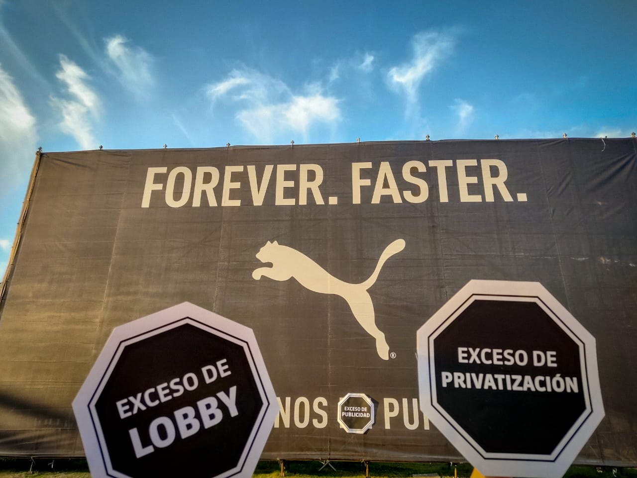 “Exceso de negocios: el etiquetado frontal del Pro en los monumentos de la CABA"