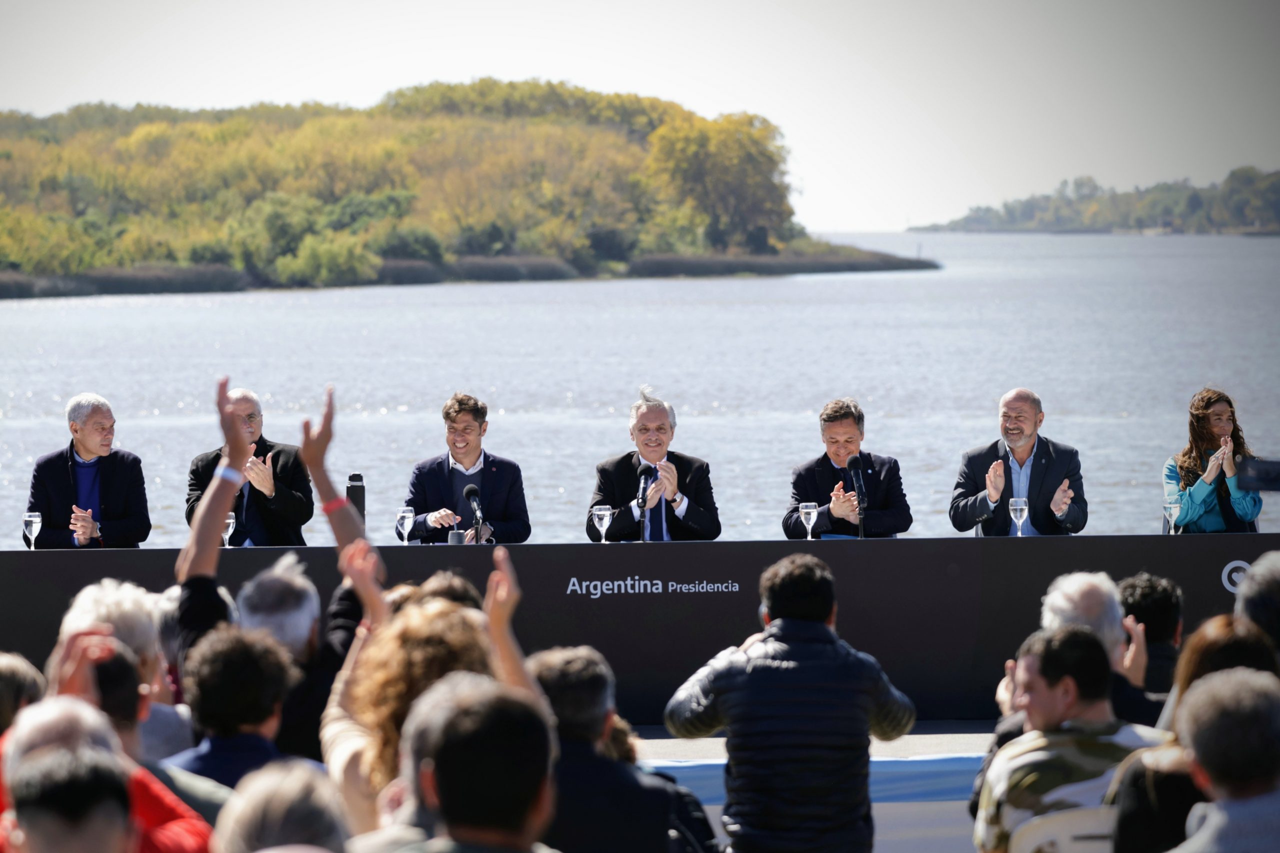 Alberto se mostró con Kicillof, se quejó del "barullo político" y pidió unidad