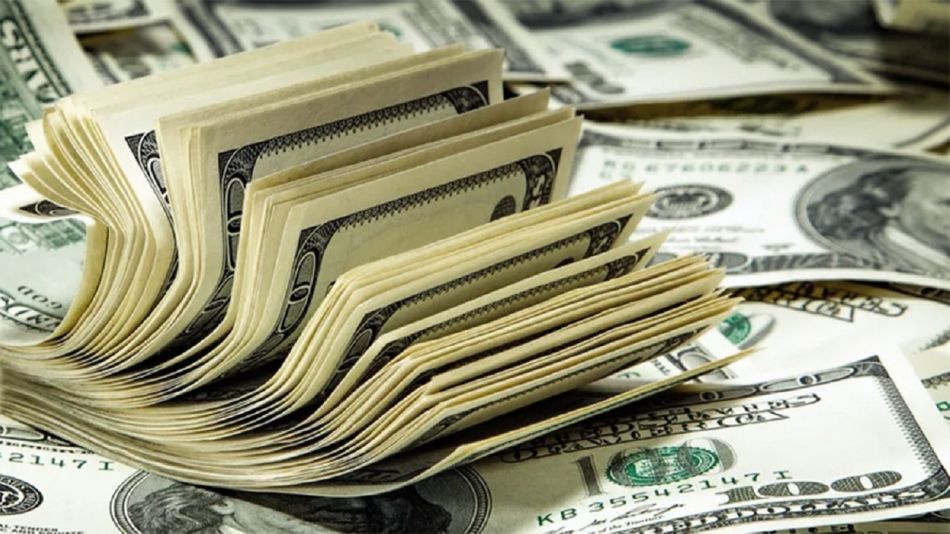 El peso más devaluado: el dólar blue subió $33 y llegó a los $495