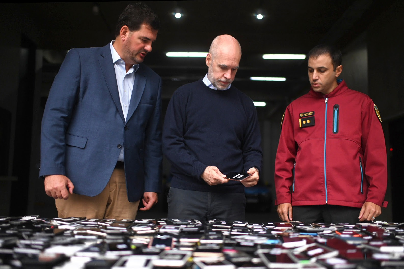 Policía porteña recuperó 1.600 celulares robados y clausuró locales