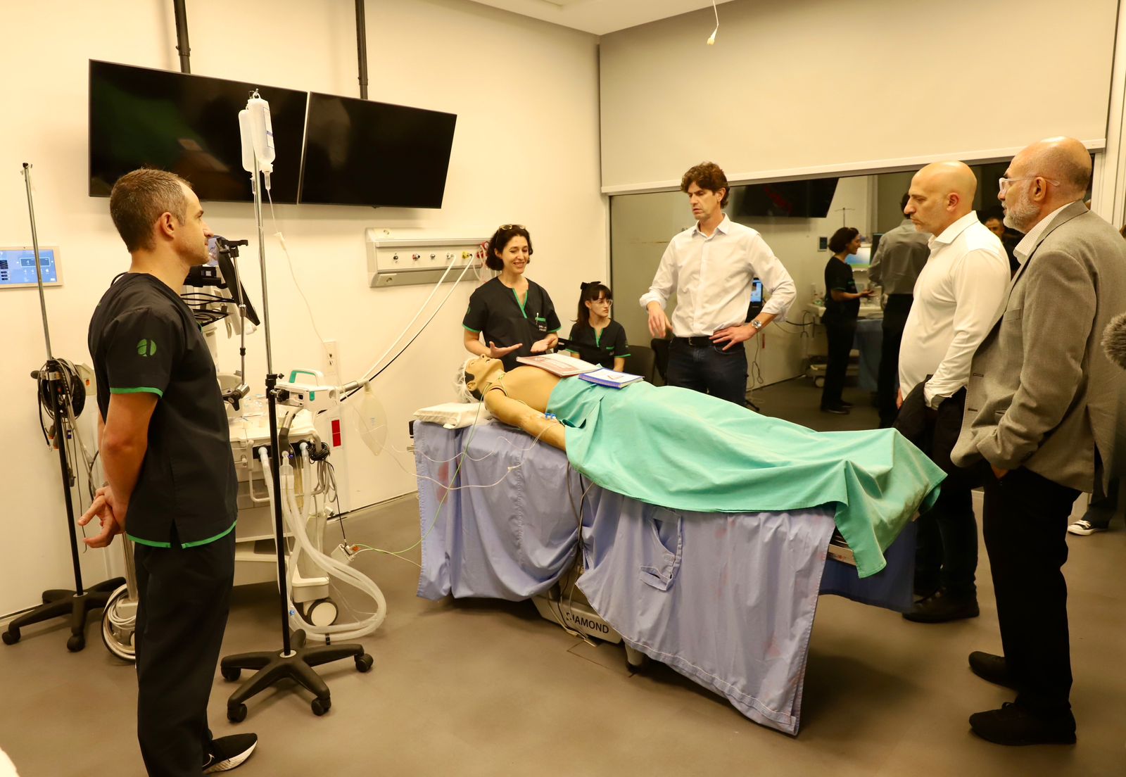 Lousteau visitó la Asociación de anestesistas de la Ciudad