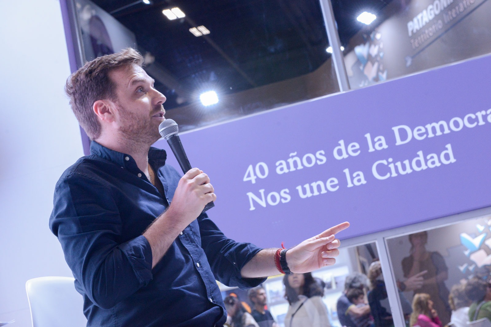 La Legislatura inauguro stand con una charla por los 40 años de democracia