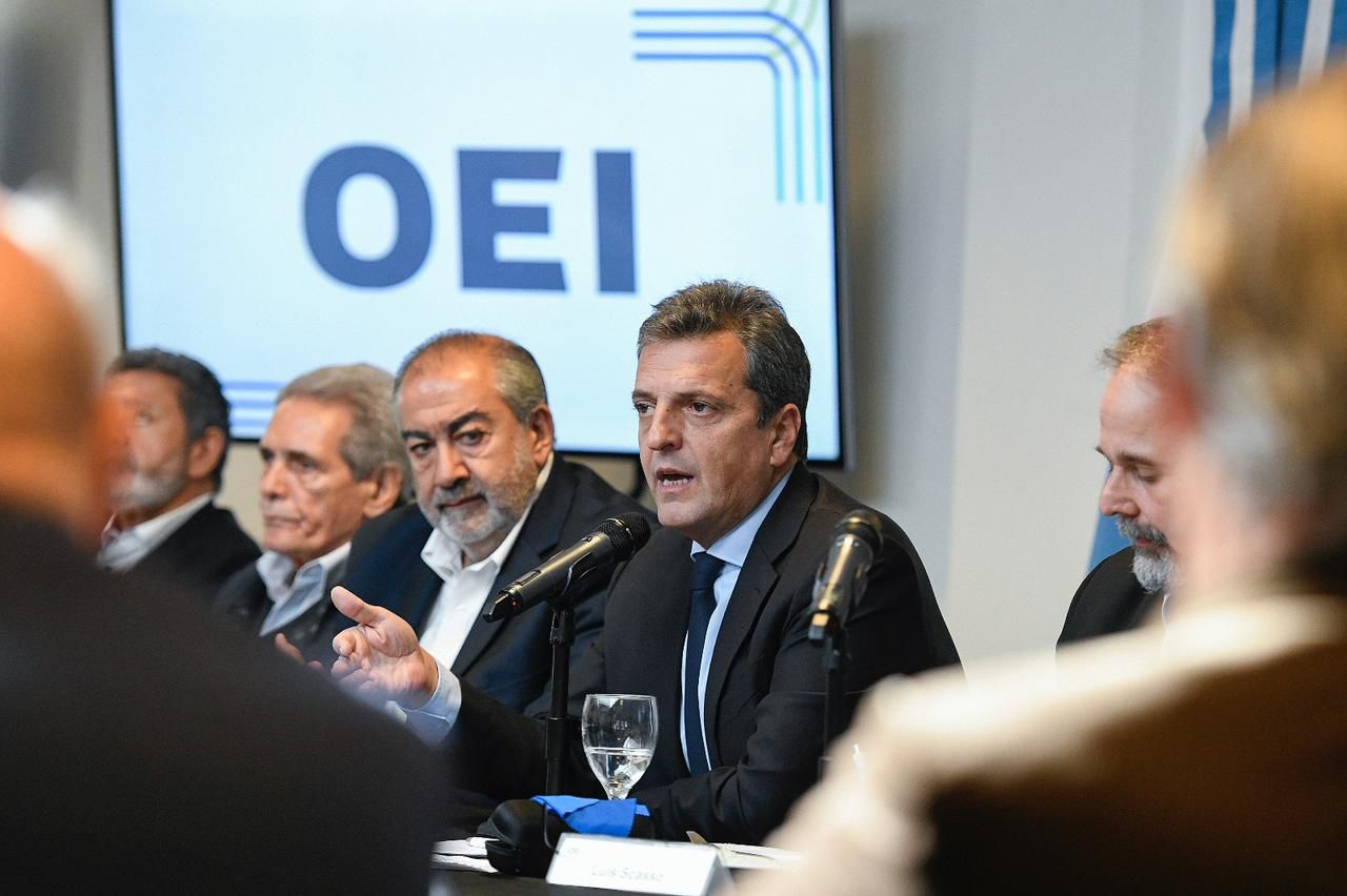 Massa llamó a un acuerdo de 4 puntos en una mesa con empresarios y sindicalistas