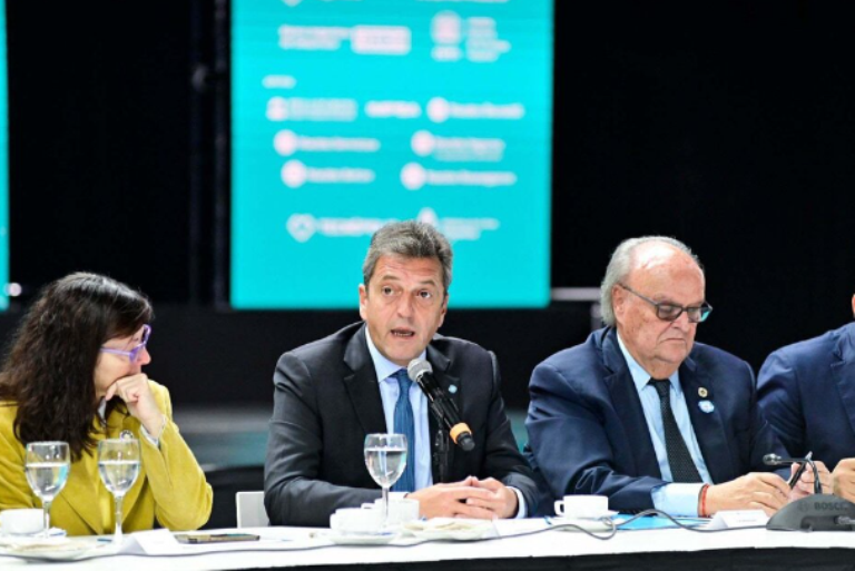 Massa convocó a su equipo: "Cuando hubo que poner el cuerpo se escondían"