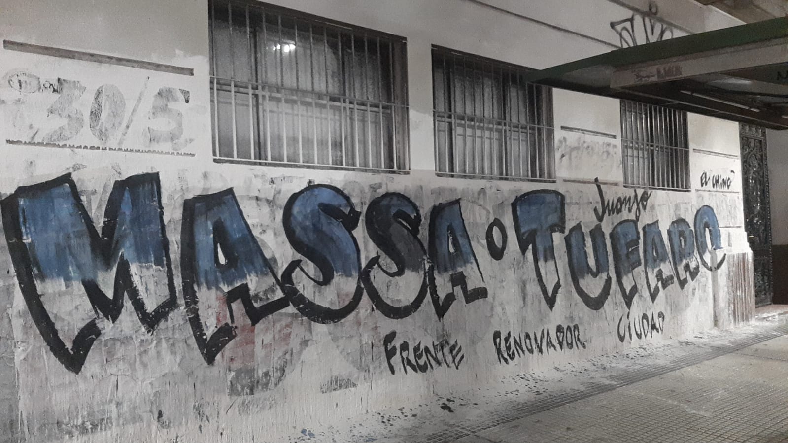 Aparecieron pintadas de Massa y Tufaro en la Ciudad