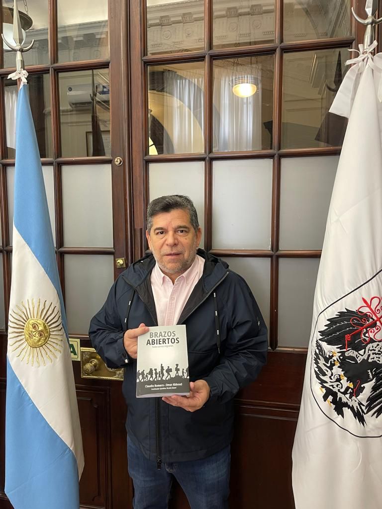Romero presenta su libro: "Brazos abiertos: Todos somos migrantes"