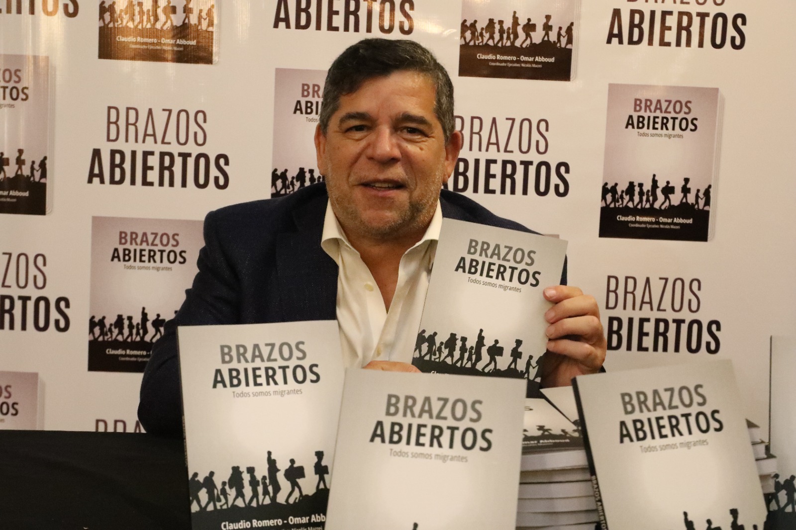 Romero presentó su libro "Brazos abiertos: Todos somos migrantes"
