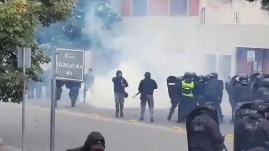 Jujuy en llamas: atacaron la Legislatura y el conflicto se intensificó