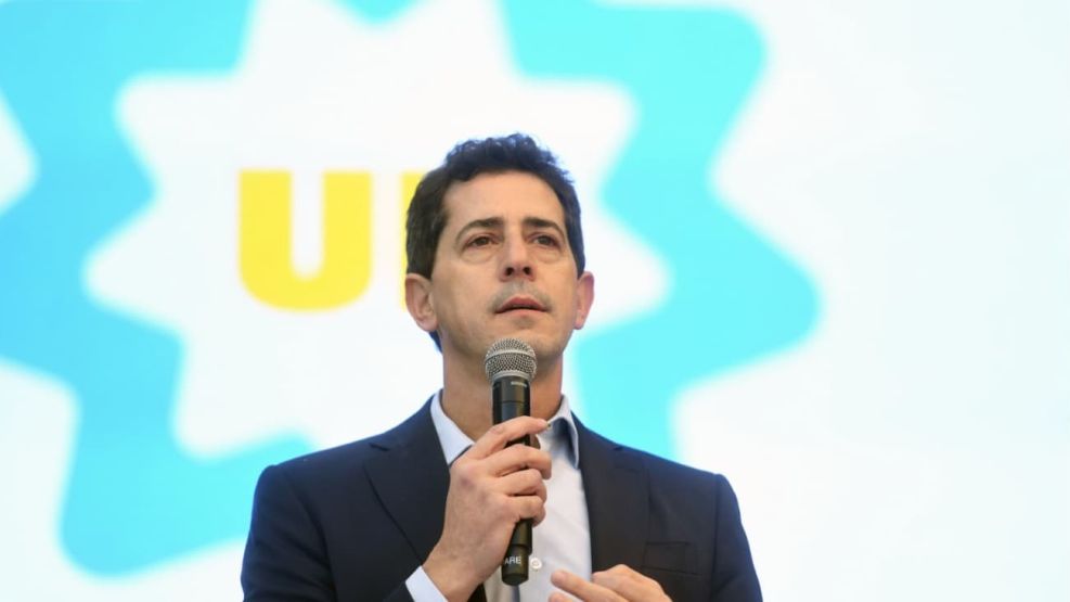 Wado de Pedro acusó a Milei de vivir “en un frasco de mayonesa”