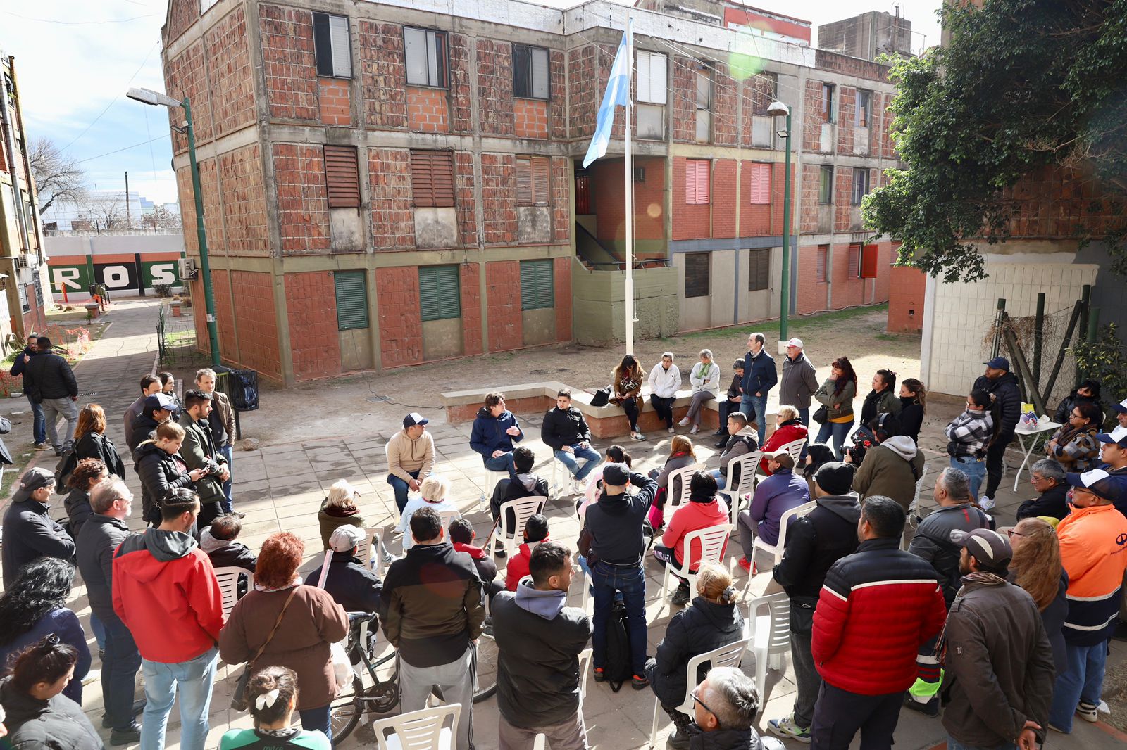 Lousteau lanza su campaña en Argentinos Juniors y recorrió Mataderos