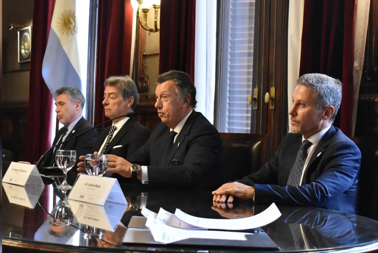 Los precandidatos presidenciales firmaron un “compromiso ético digital”