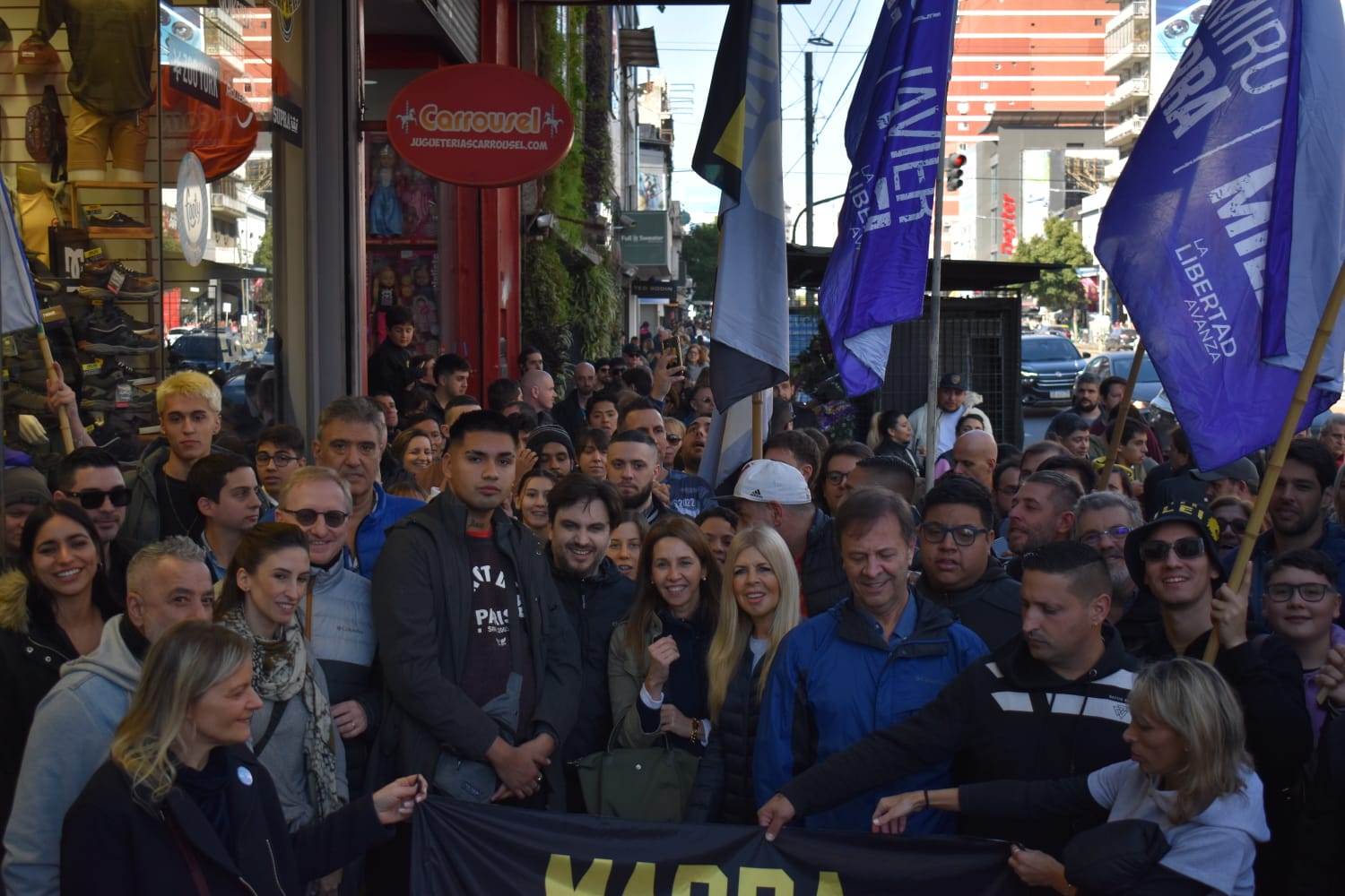 Marra lanzó su campaña con una masiva caminata por Belgrano