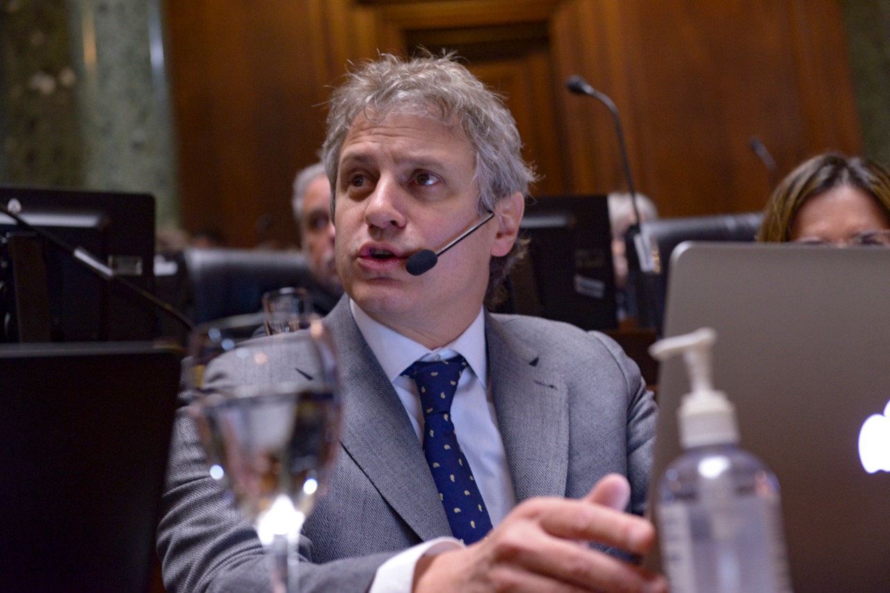 Felipe Miguel brinda el  informe de gestión en la Legislatura porteña