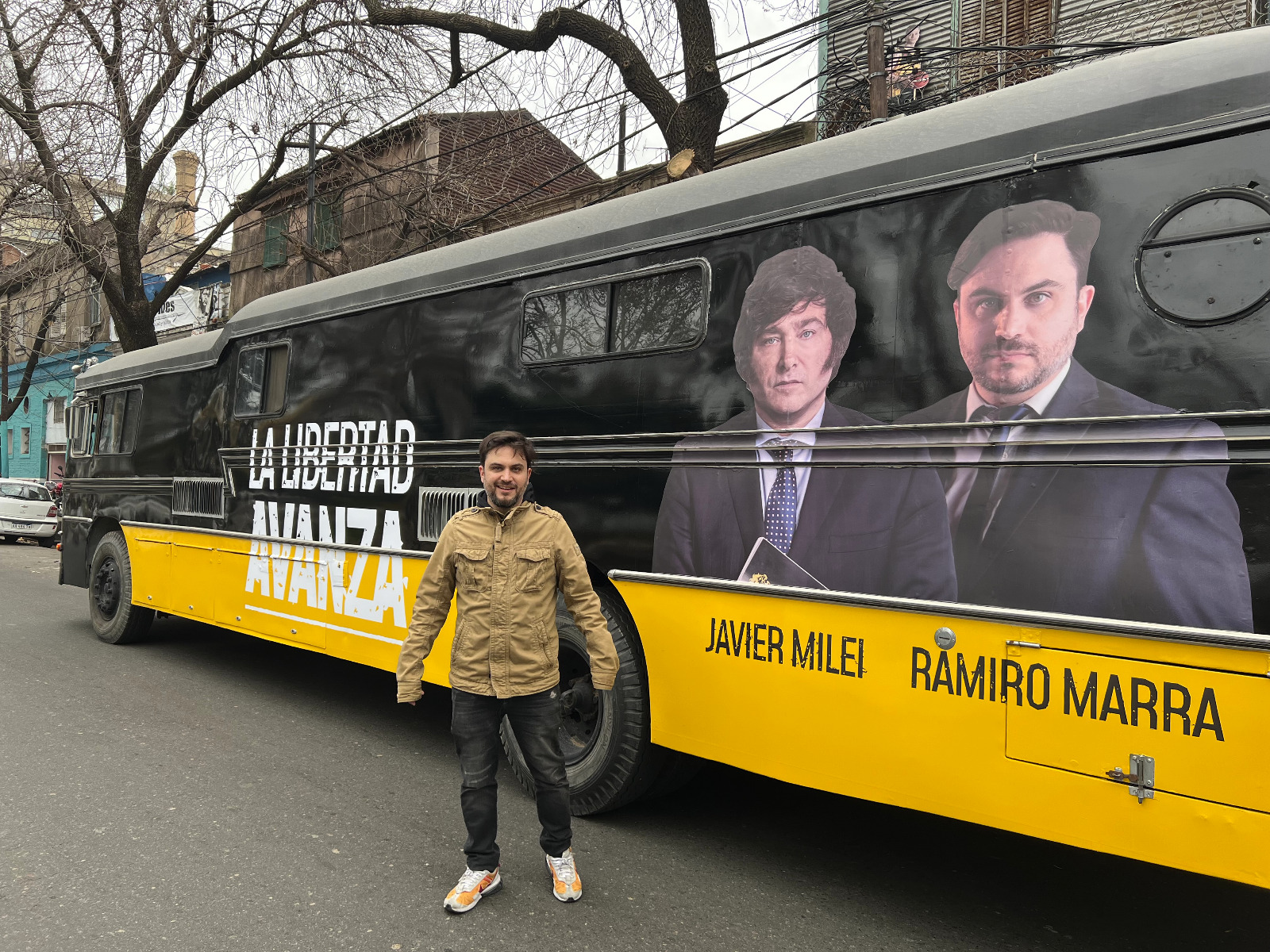 En una recorrida por La Boca, Marra estrenó su camión de campaña: el Marramóvil