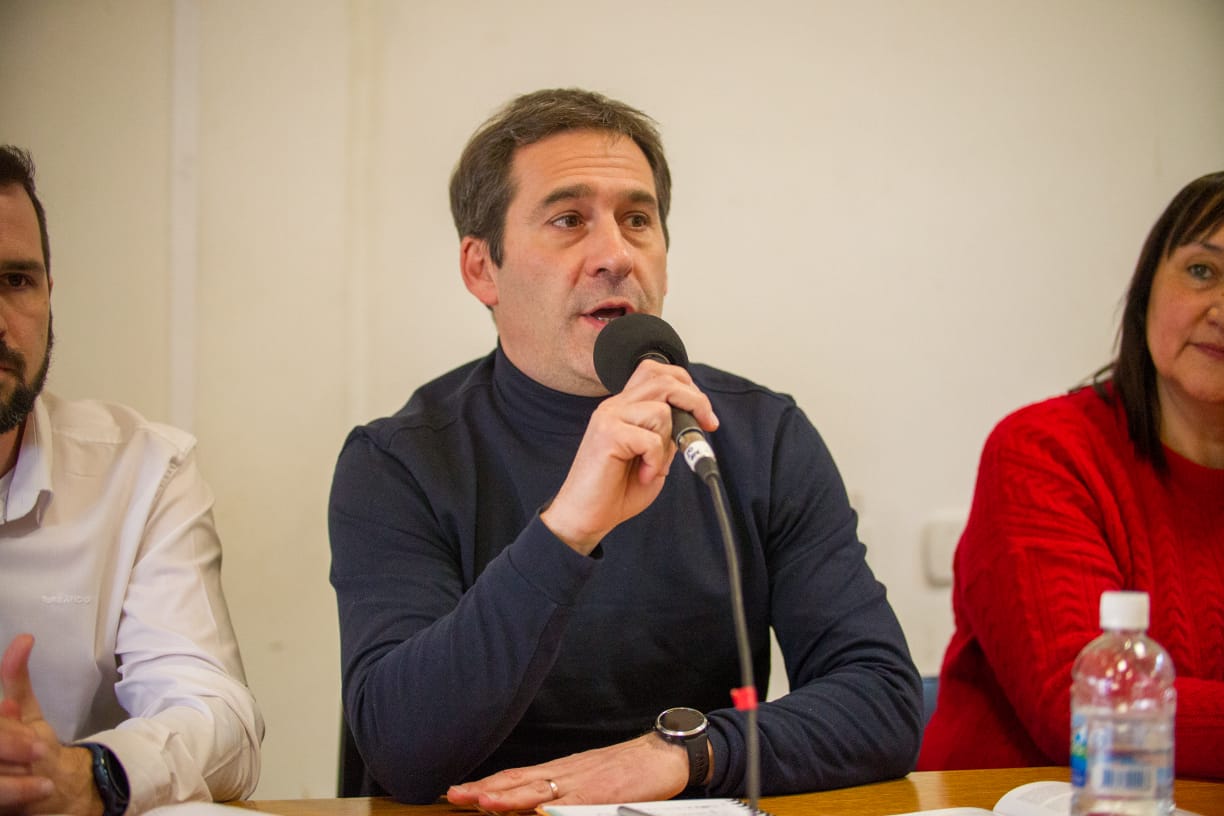 Revuelo en Chubut: el candidato del PJ se despega de Arcioni