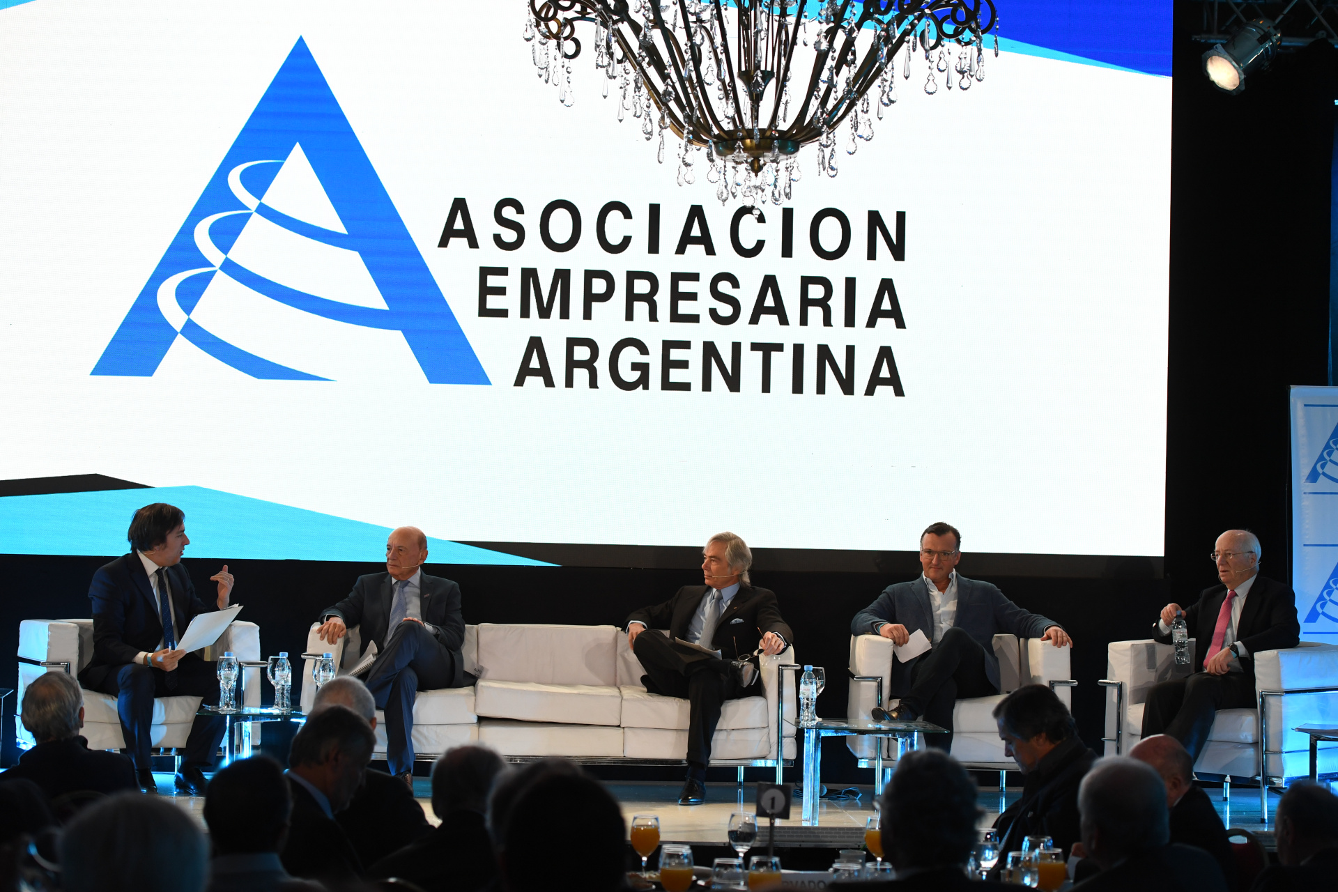 El círculo rojo cuestionó las medidas de Massa