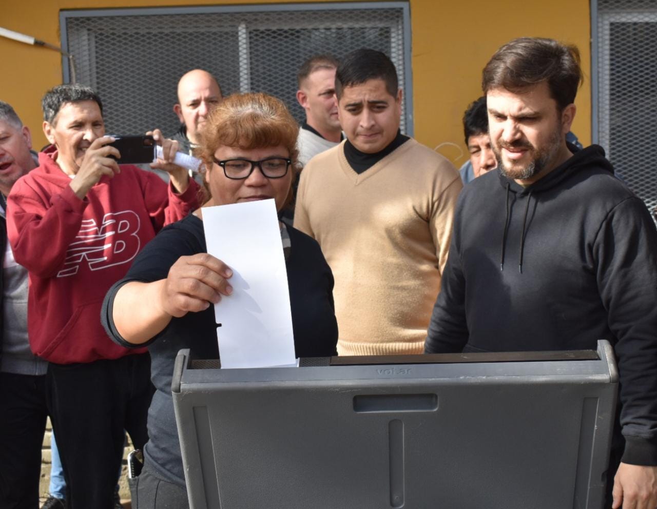 Marra llevó máquinas de votación a la Villa 20 para explicar cómo es la votación