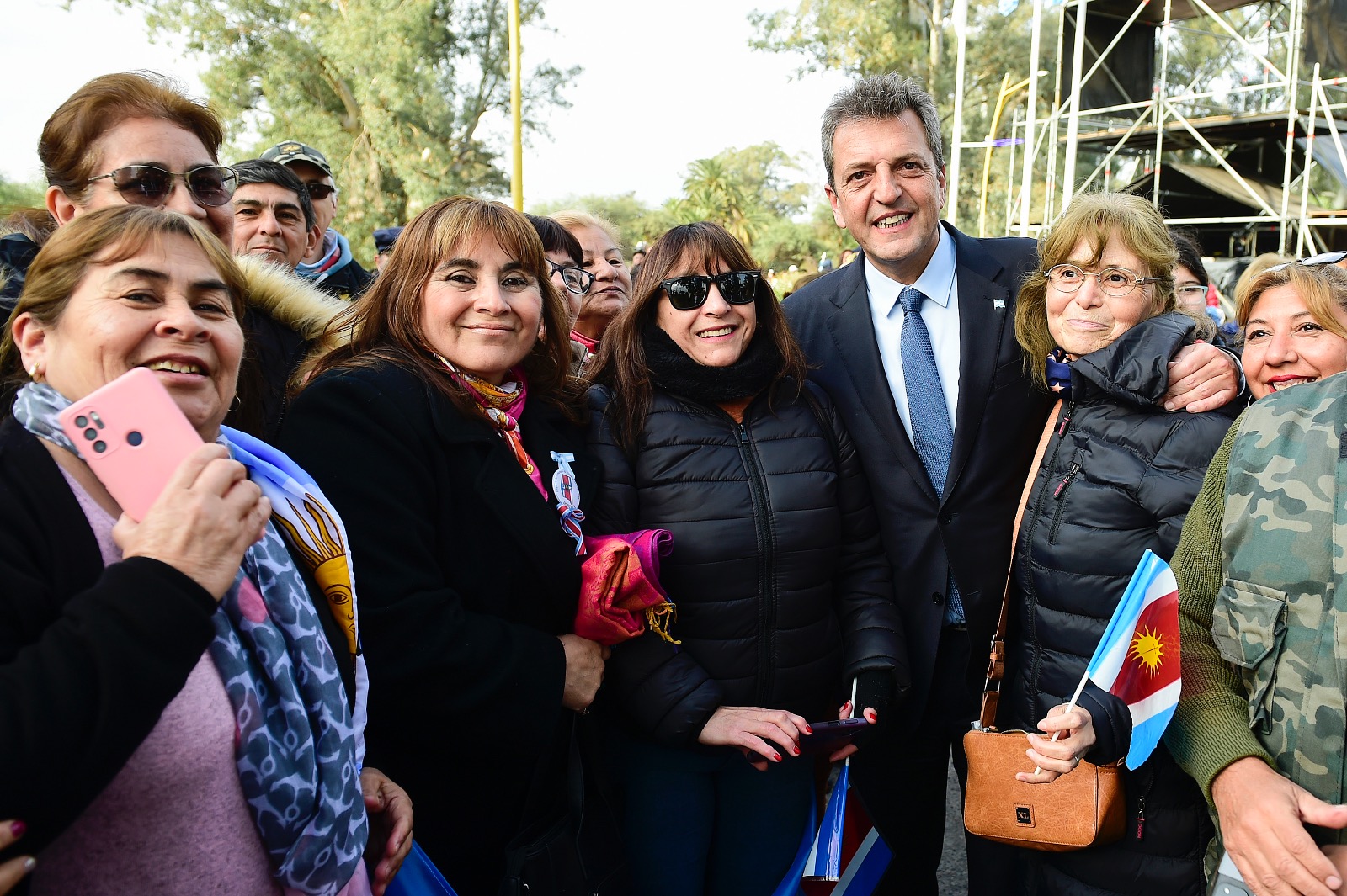 Massa suma al jefe de la CGT y continúa con la gira buscando votos