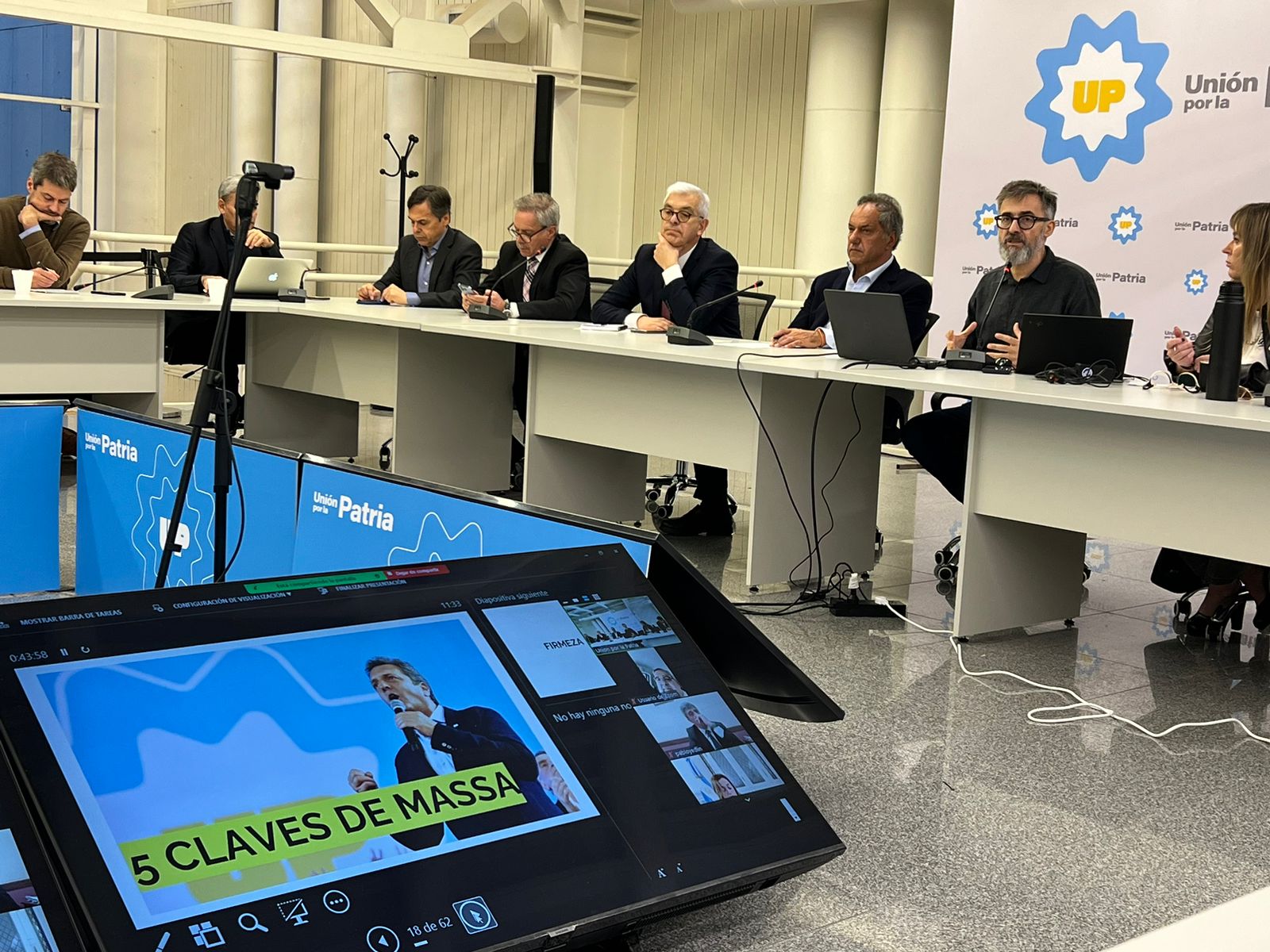 UxP reunió a los "voceros de campaña" para consolidar la idea de Massa