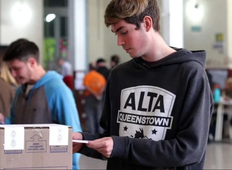 Encuesta midió quién es el candidato de los jóvenes: ganó el voto en blanco