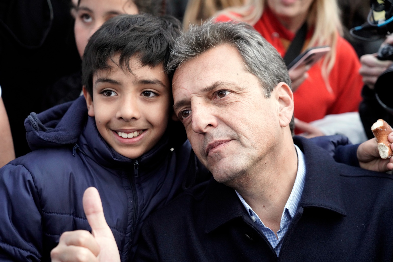 Massa mira hacia adelante y pide que vayan todos a votar