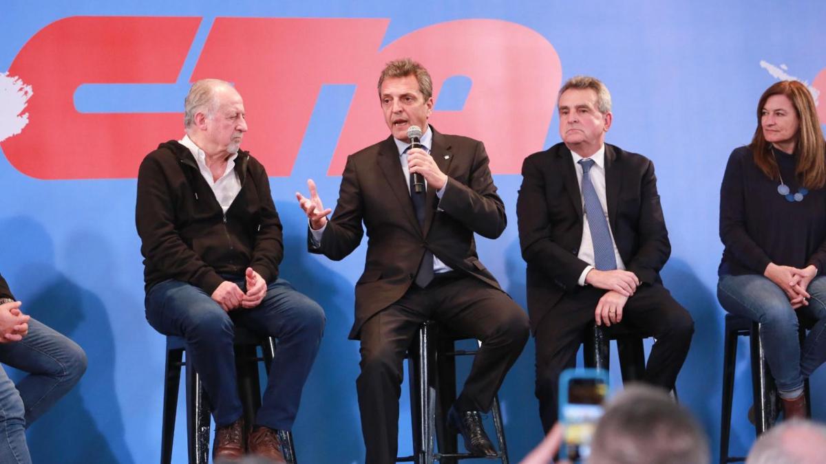 Massa, con intelectuales y la CTA: "La dignidad laboral no se negocia"