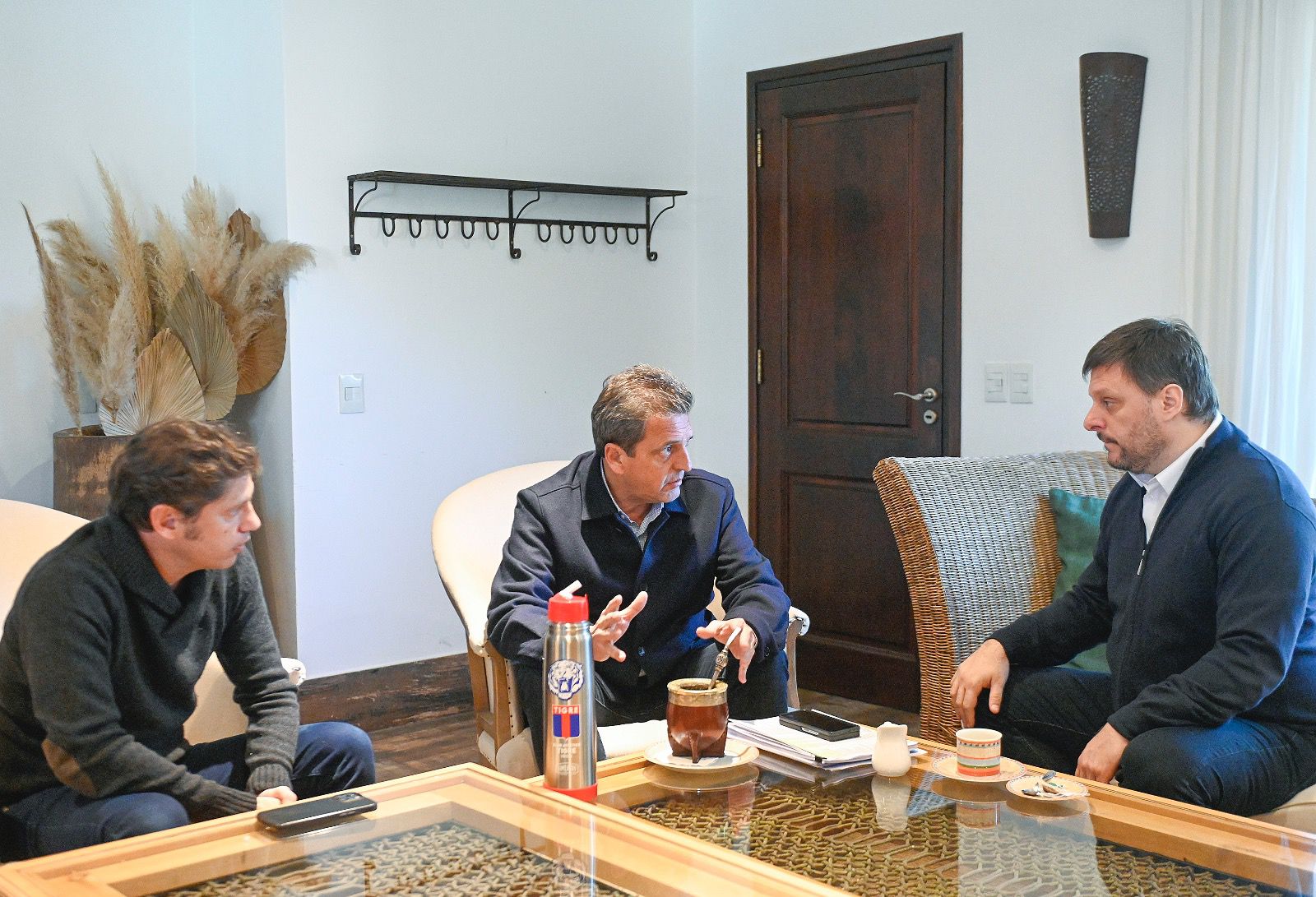 Massa, Kicillof y Santoro evalúan el desarrollo del comicio