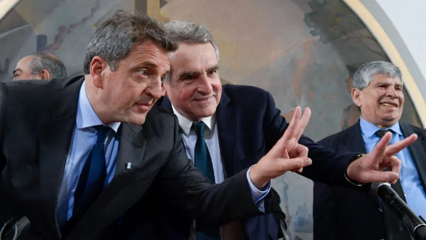 El oficialismo movió para dividir a JxC en busca de un frente "anti Milei"