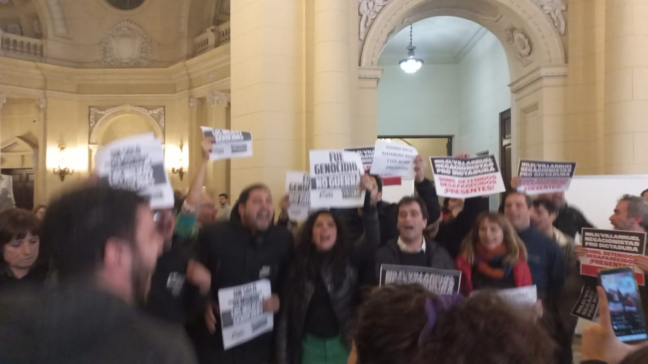 Tensión en la Legislatura por el acto de Villarruel: el FIT hace un escrache