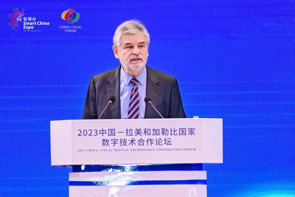 Filmus expuso en el foro China-CELAC sobre IA en el agro y los alimentos