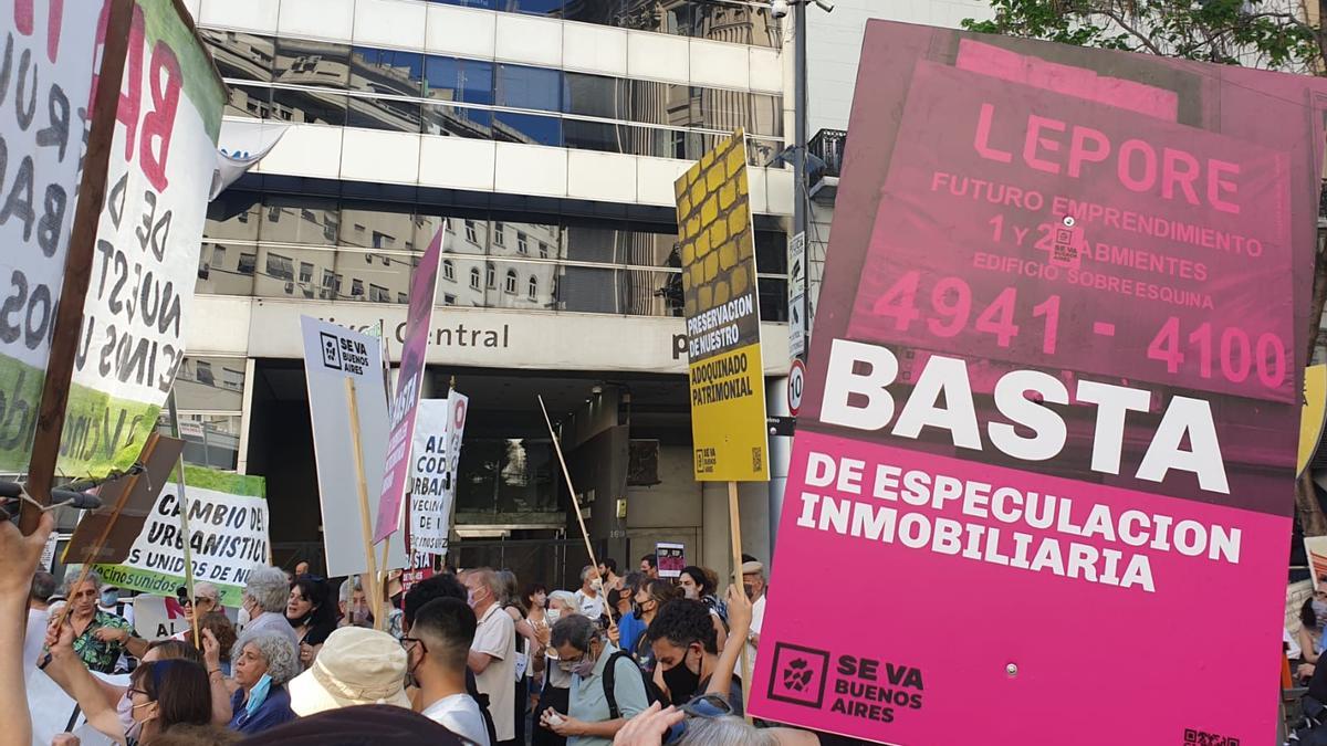 Vecinos marchan a la Legislatura porteña contra las nuevas construcciones