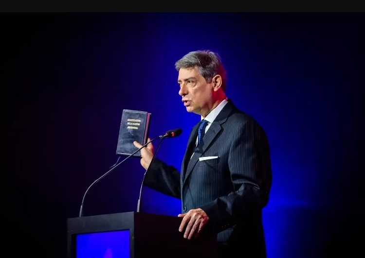 Rosatti contra la dolarización de Milei: "Si elimina el peso, es inconstitucional"